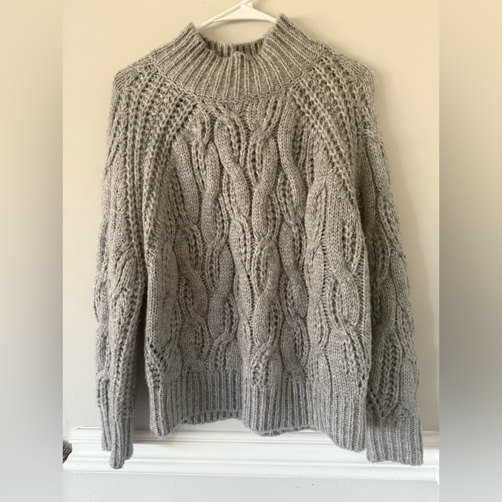 Cozy Gray Cable Knit Sweater Michelle Nicole size small‎